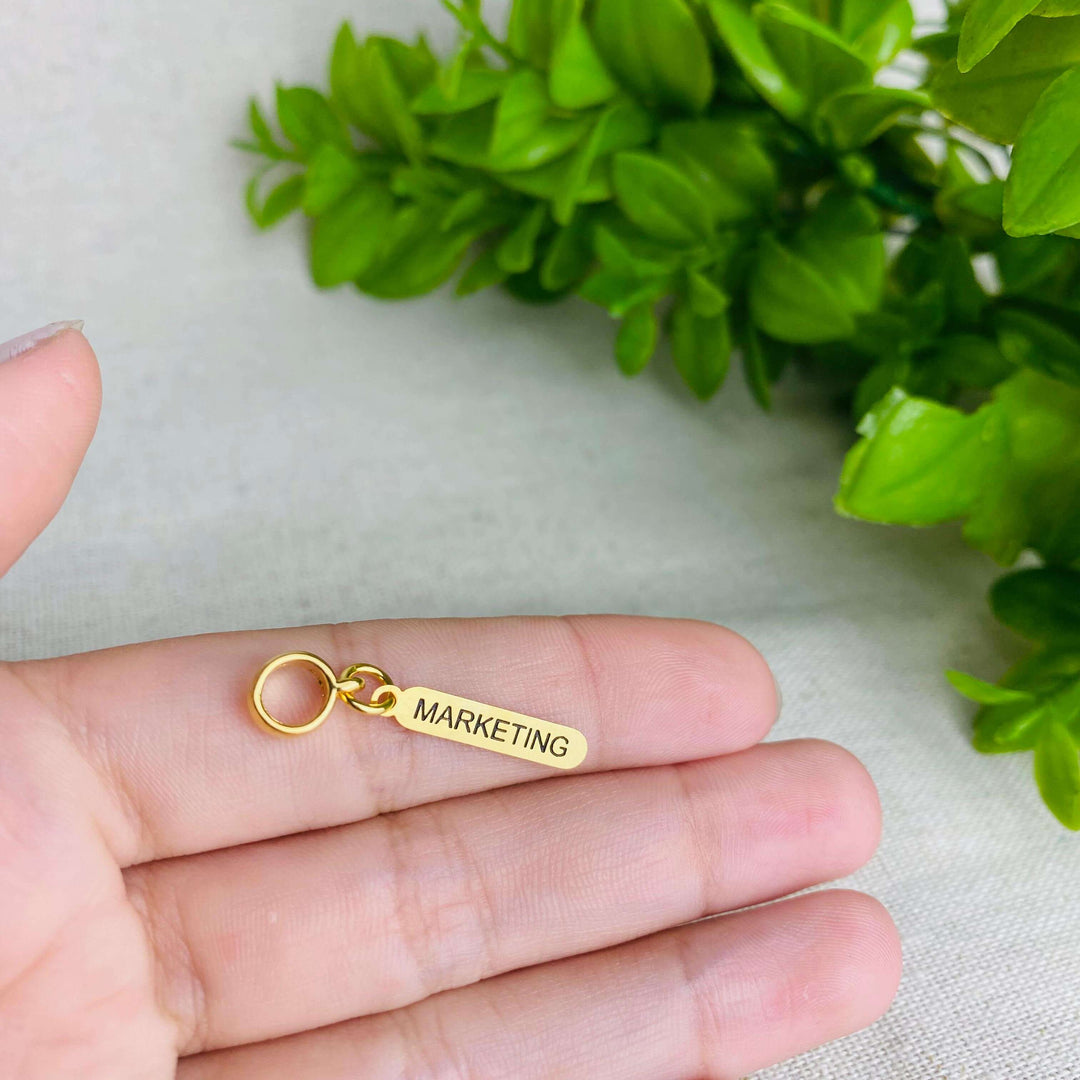 Berloque Plaquinha Marketing dourado — detalhe da peça Work Semijoias