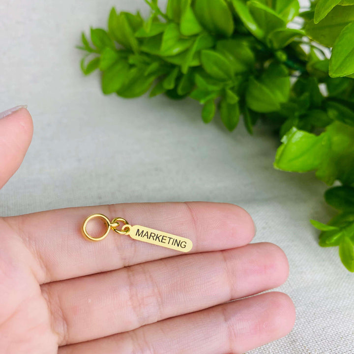 Berloque Plaquinha Marketing dourado — detalhe da peça Work Semijoias