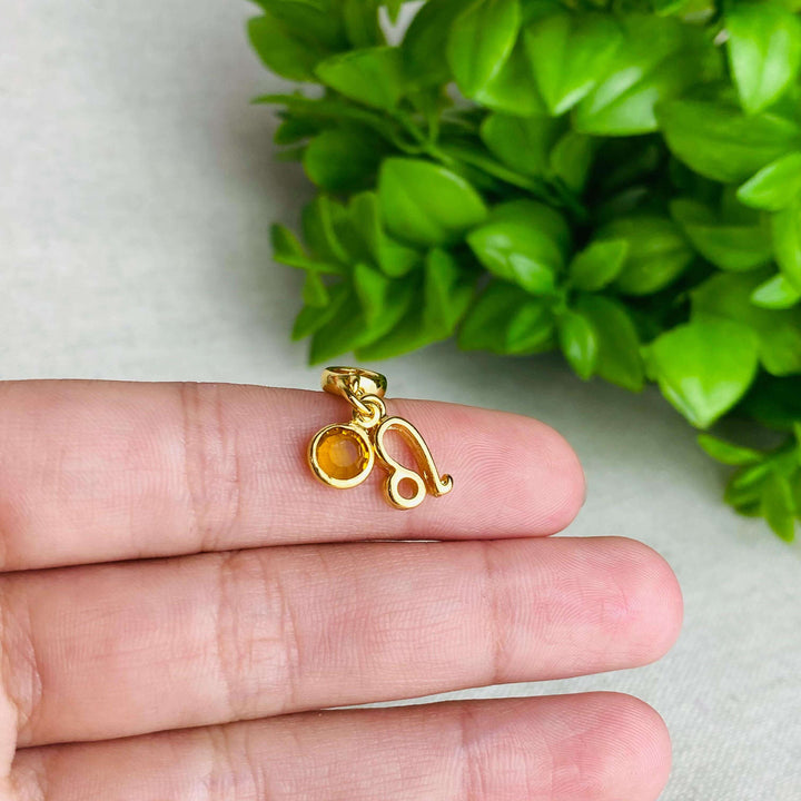 Berloque Signo Leão dourado — detalhe da peça Work Semijoias