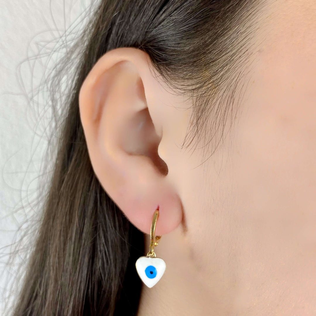 Brinco Argolinha Coração Olho Grego Ouro 18k — detalhe do pingente