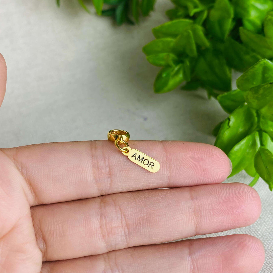 Berloque Plaquinha Amor dourado — detalhe da peça Work Semijoias