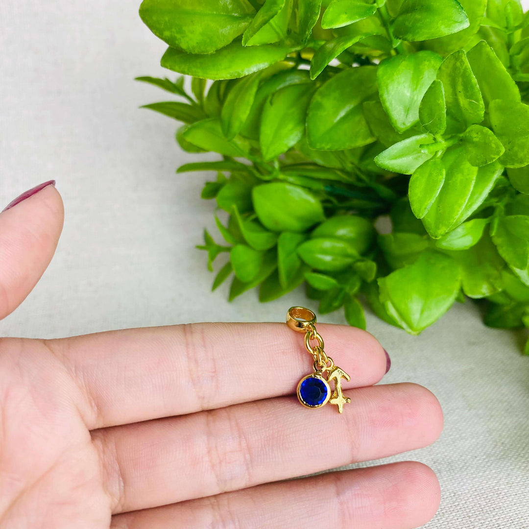Berloque Signo Sagitário dourado — detalhe da peça Work Semijoias
