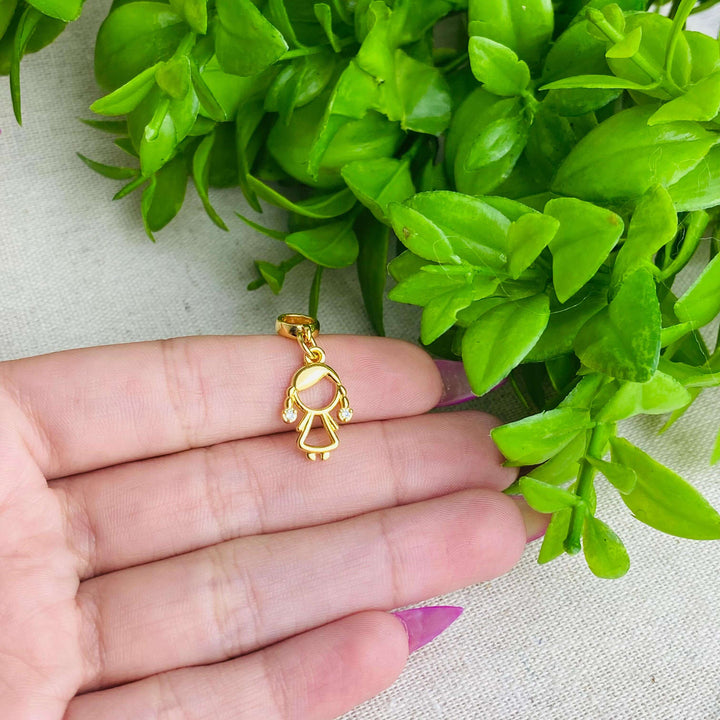Berloque Menina Filha dourado — detalhe da peça Work Semijoias