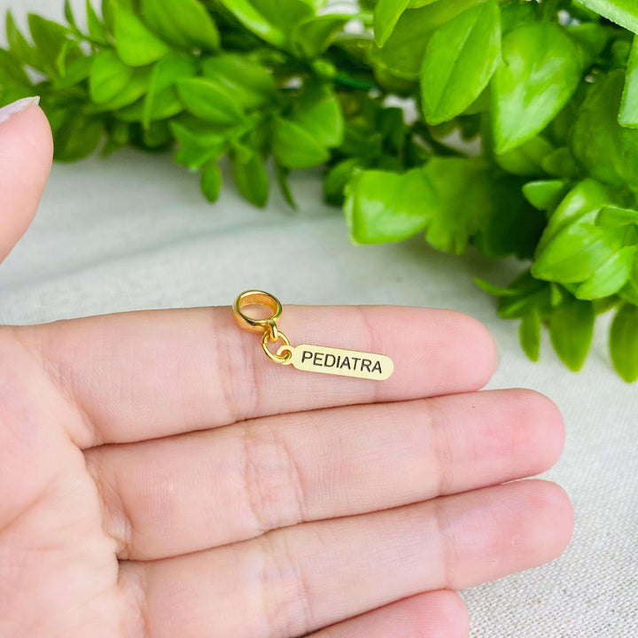 Berloque Plaquinha Pediatra dourado — detalhe da peça Work Semijoias