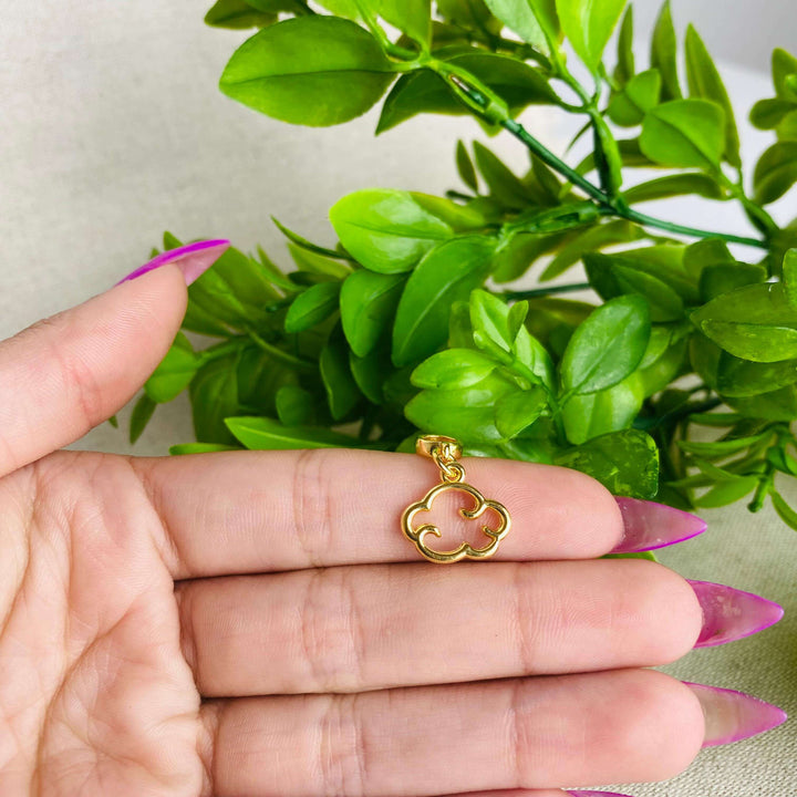 Berloque Nuvem Céu dourado — detalhe da peça Work Semijoias
