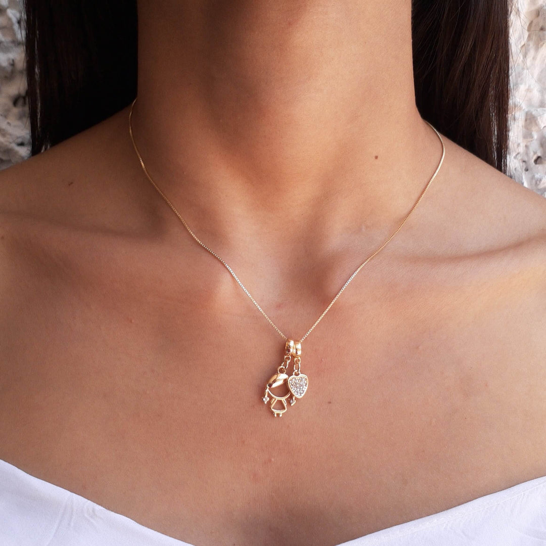 Colar Pingente Menina Filha Mãe Ouro 18k — detalhe do pingente menina