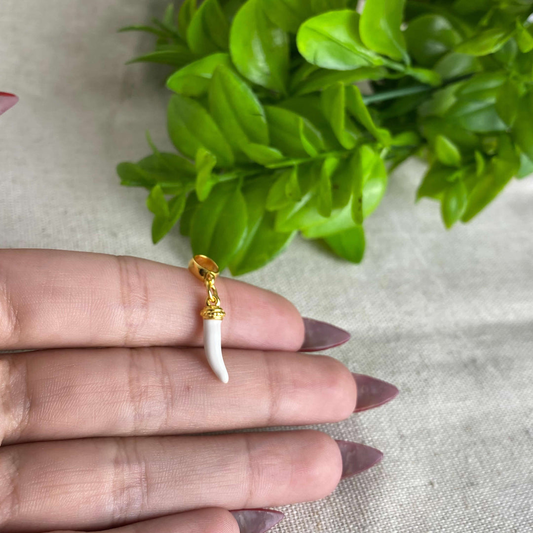 Berloque Dente de Sabre dourado — detalhe da peça Work Semijoias