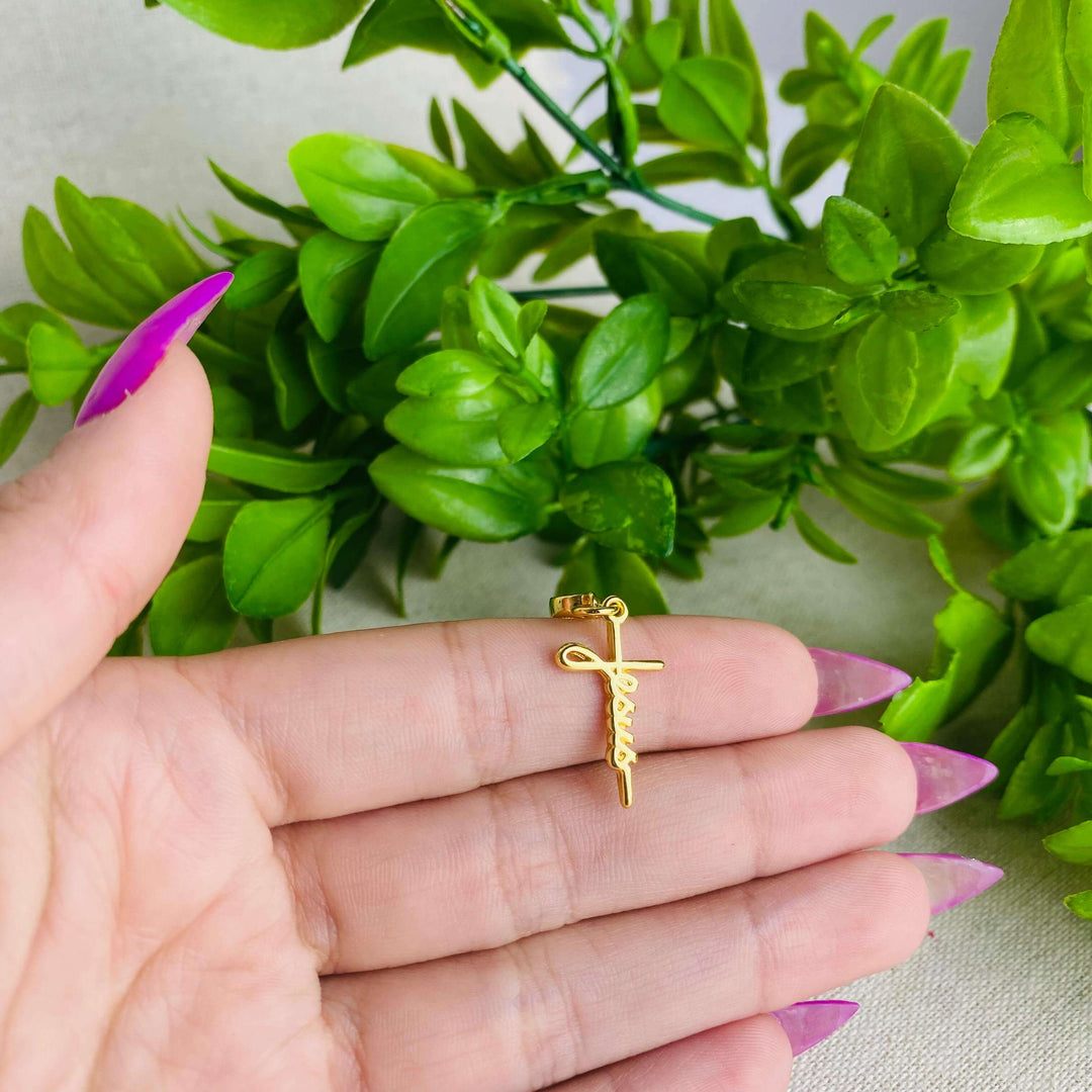 Berloque Jesus Cristo Cruz dourado — detalhe da peça Work Semijoias