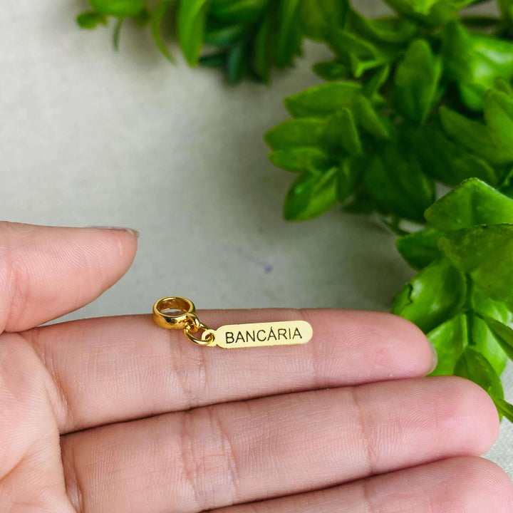 Berloque Plaquinha Bancária dourado — detalhe da peça Work Semijoias