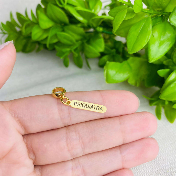 Berloque Plaquinha Psiquiatra dourado — detalhe da peça Work Semijoias