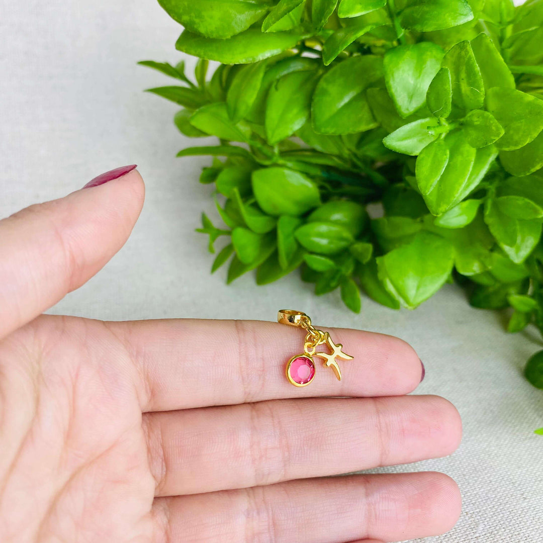 Berloque Signo Peixes dourado — detalhe da peça Work Semijoias