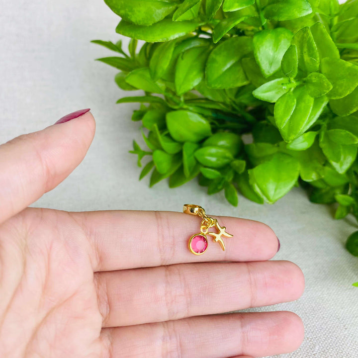 Berloque Signo Peixes dourado — detalhe da peça Work Semijoias