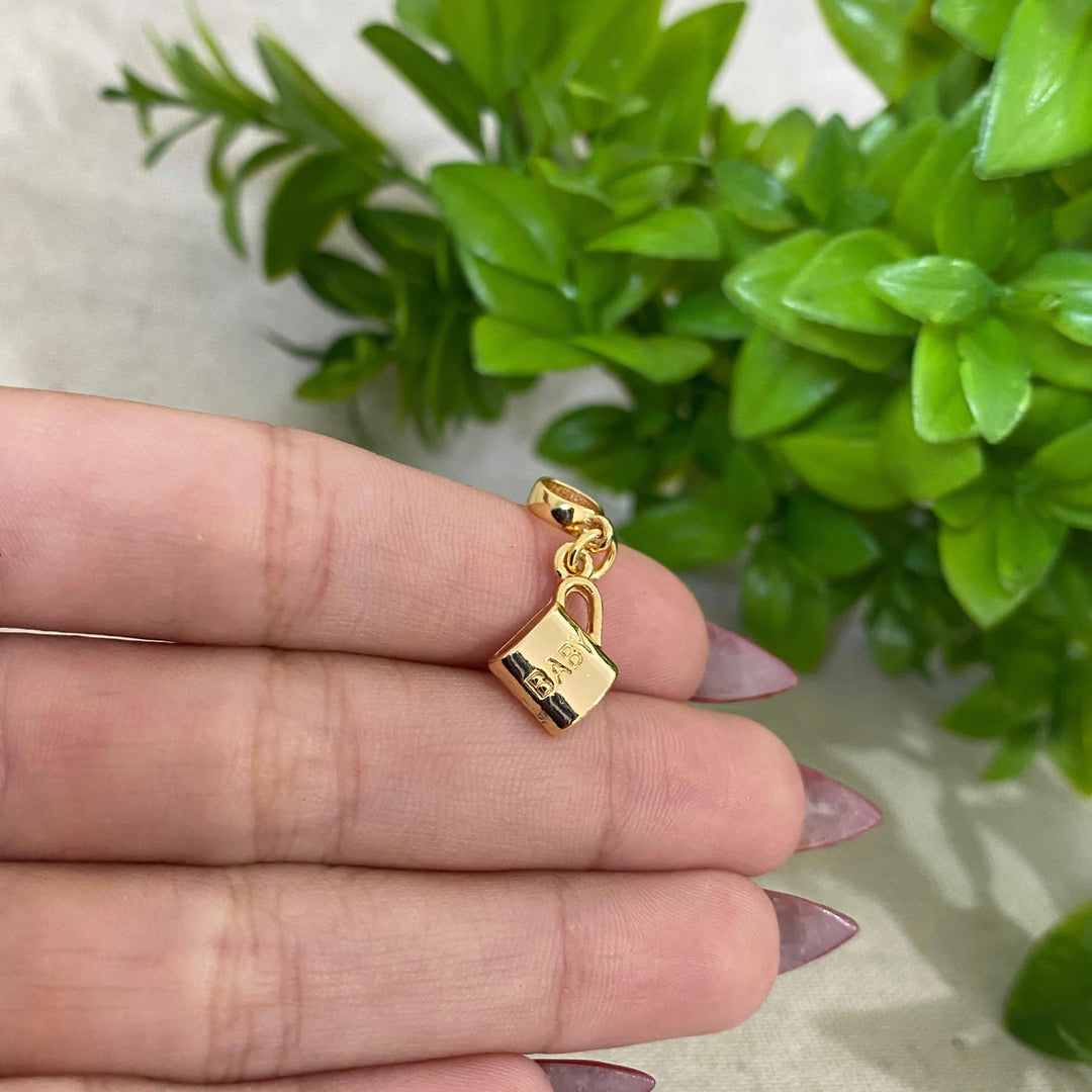 Berloque Canequinha Bebê dourado — detalhe da peça Work Semijoias