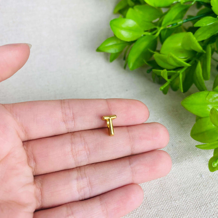 Berloque Letra T separador dourado — detalhe da peça Work Semijoias