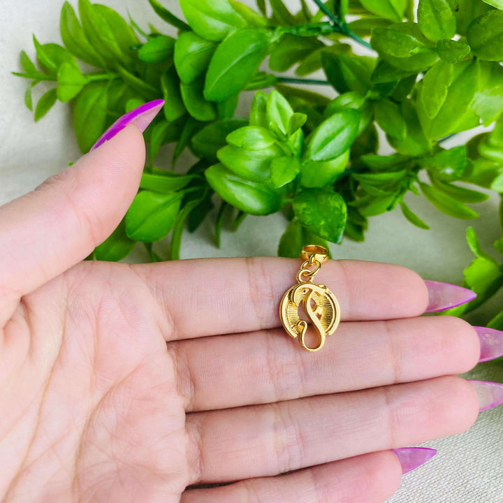 Berloque Símbolo da Fonoaudiologia dourado — detalhe da peça Work Semijoias