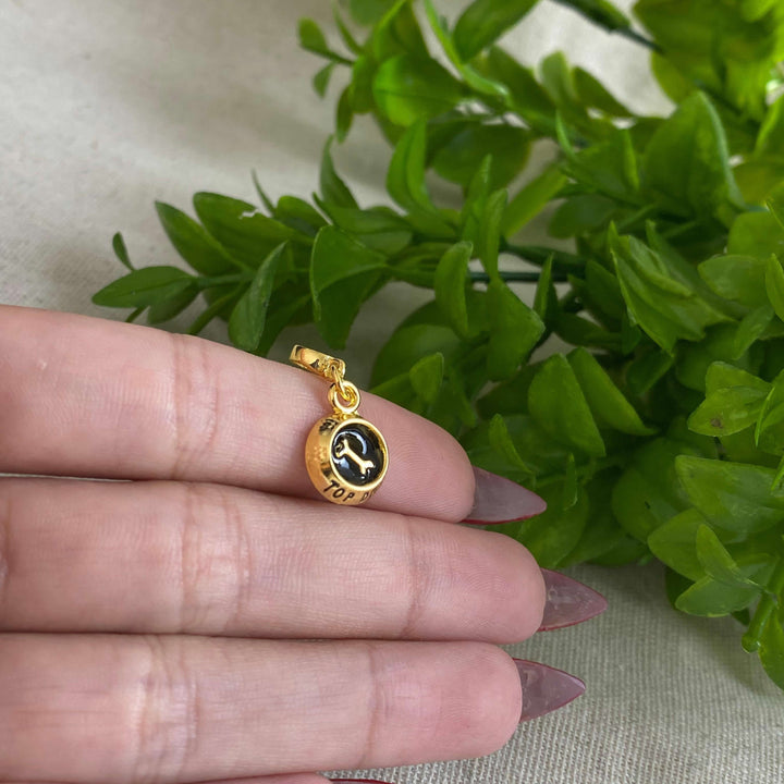 Berloque Comedouro Cachorro dourado — detalhe da peça Work Semijoias