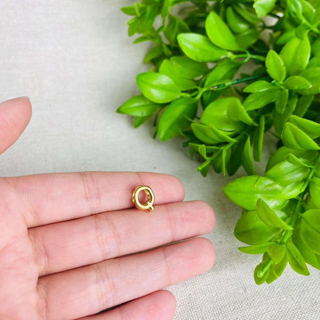 Berloque Letra Q separador dourado — detalhe da peça Work Semijoias
