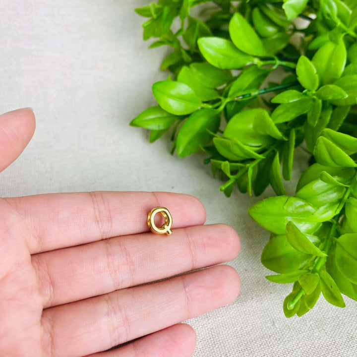 Berloque Letra Q separador dourado — detalhe da peça Work Semijoias
