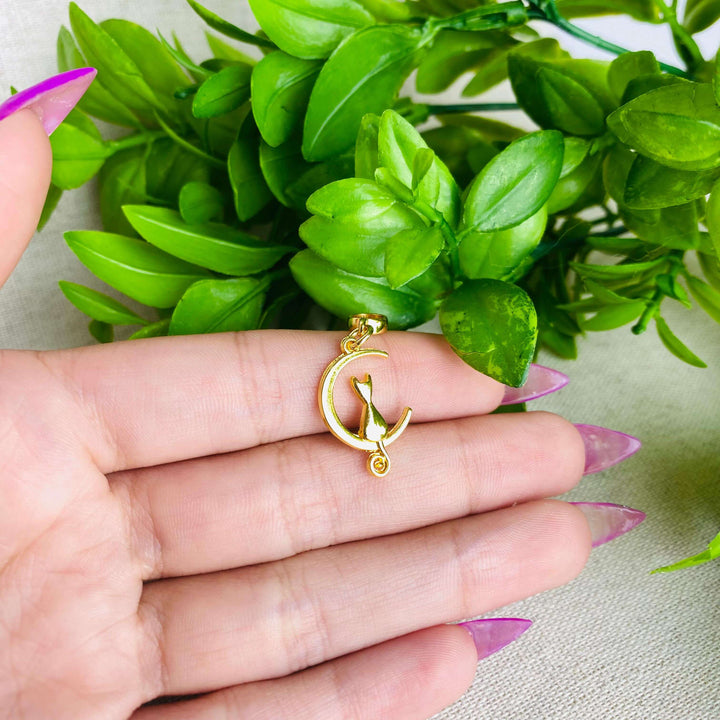 Berloque Gato na Lua dourado — detalhe da peça Work Semijoias
