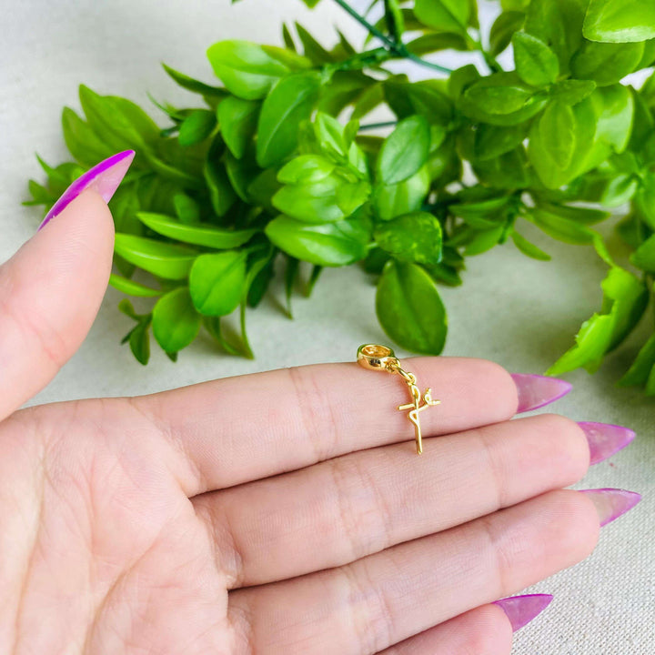 Berloque de Fé dourado — detalhe da peça Work Semijoias